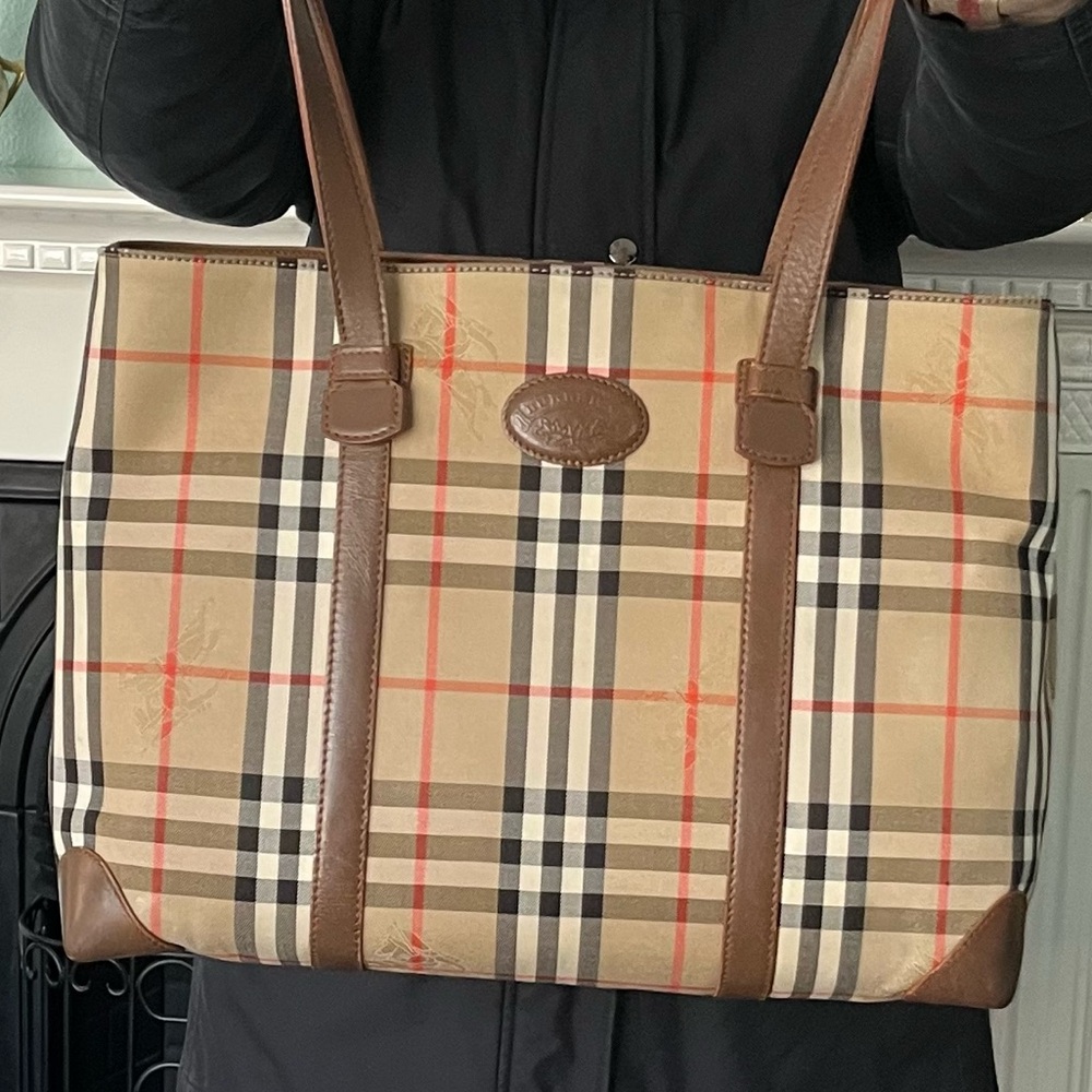 Burberry Tote Nova Check Pattern. Good used vintage condition.Great deal. - Picture 2 of 14